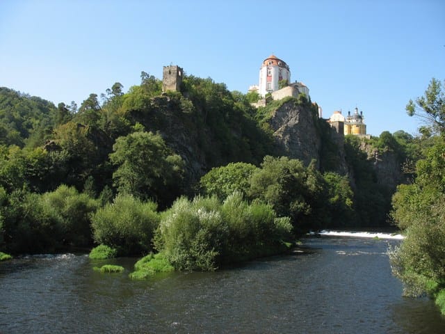 Vranovský zámek - pohled od řeky Dyje